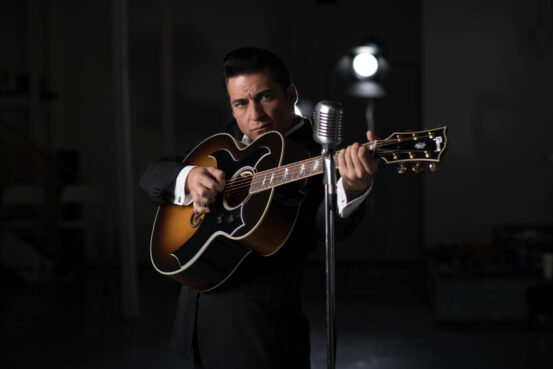 Shawn Baker avec sa guitare, dans le cadre du spectacle The Man in Black, en hommage à Johnny Cash.