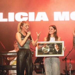 Alicia Moffet a décroché un disque d'or pour sa chanson Lullaby. 