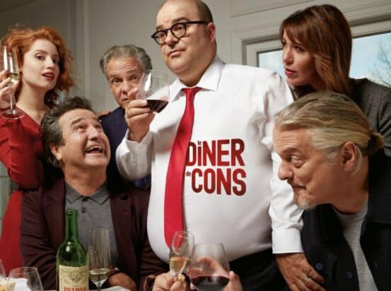 Six comédiens de la pièce Le Dîner de cons avec, au centre, Laurent Paquin interprétant le con