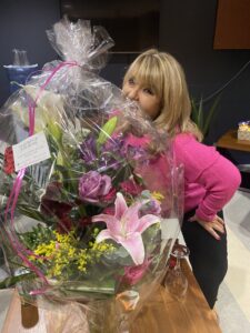 Lise Dion reçoit des fleurs pour avoir vendu plus de 250 000 billets de son spectacle Chu rendue là