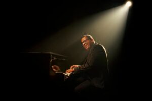 Gregory Charles au piano. Pour ses 35 ans de carrière, il présentera son spectacle Une voix, dix doigts à Ste-Thérèse