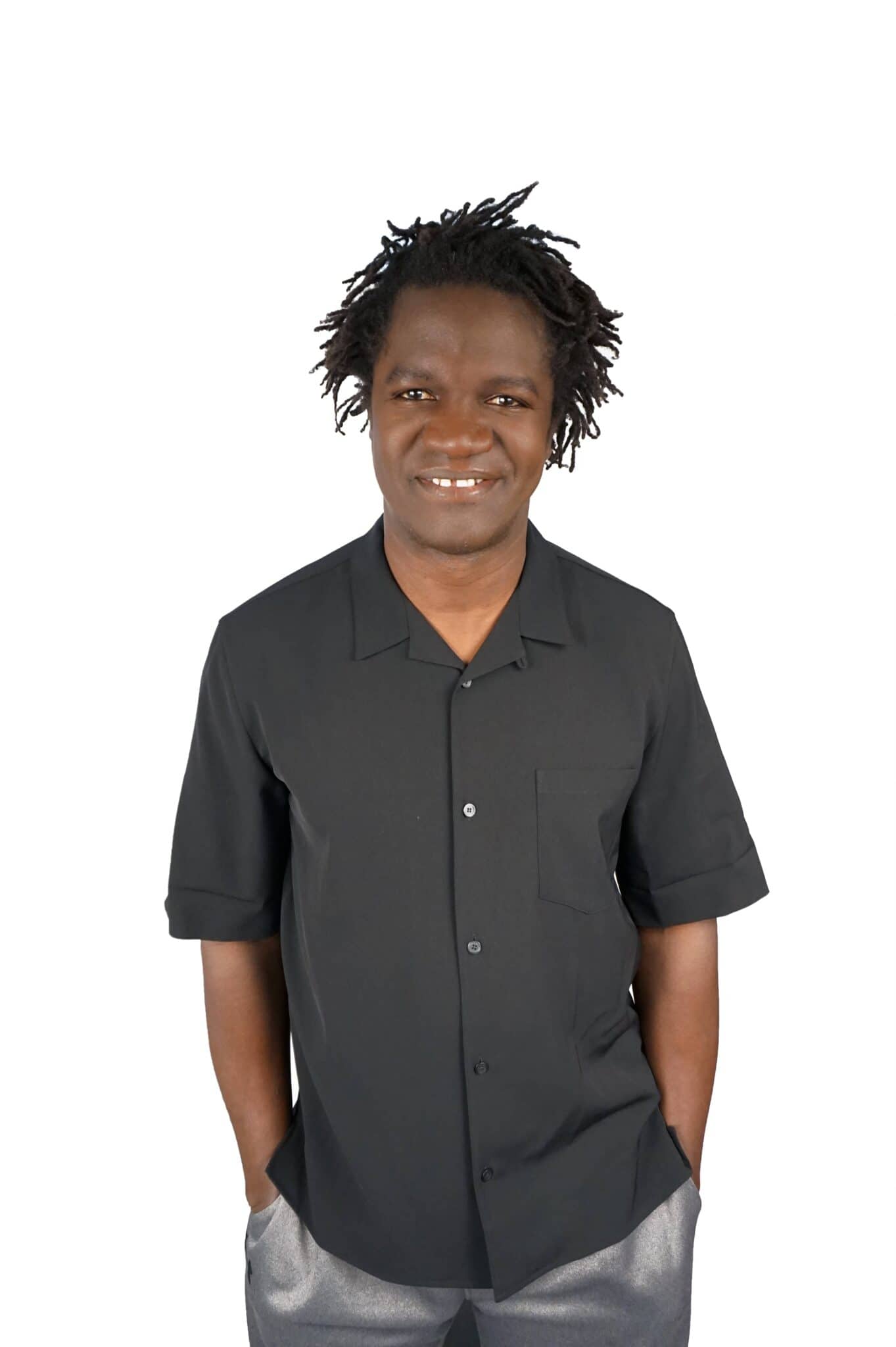 Boucar Diouf, souriant, portant une chemise noire