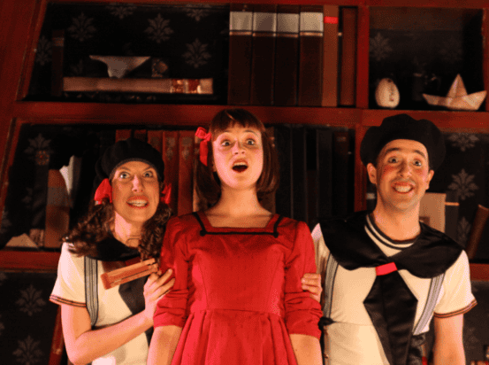 Comédiens de la pièce de théâtre Alice au pays des merveilles