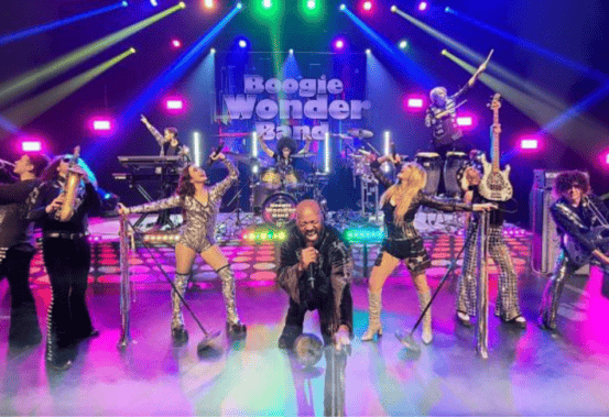 Les artistes du Boogie Wonder Band sur scène.