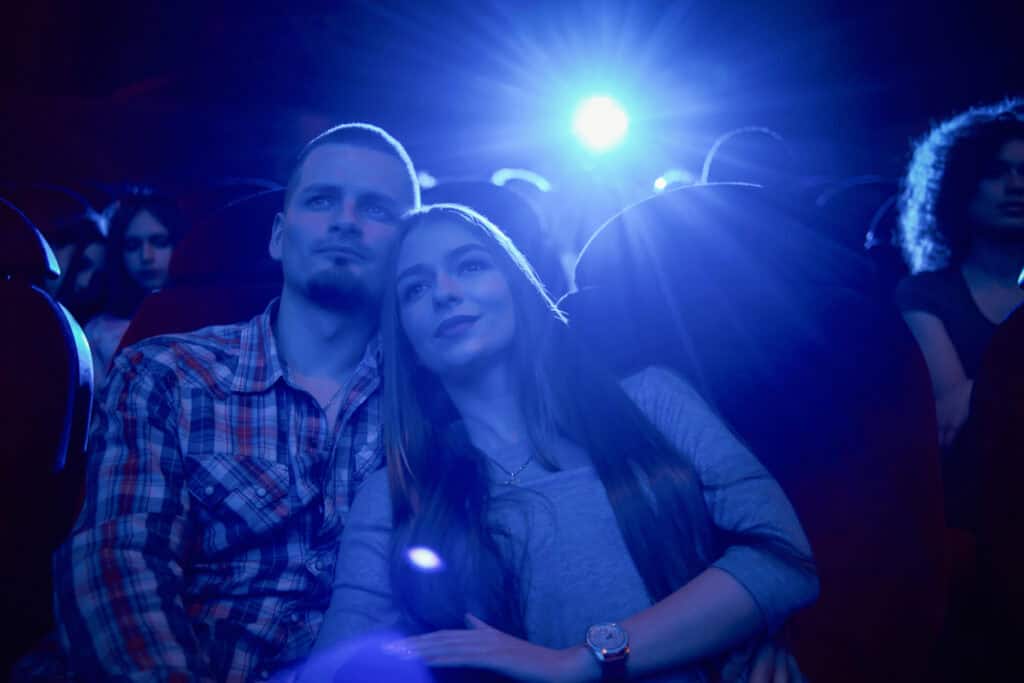 Des amoureux assistant à un spectacle, une belle activité de couple!